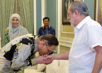 HARI INI CIUM TANGAN SULTAN PUN KENA KRITIK