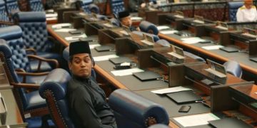 KHAIRY WAJAR KELUAR DEWAN TANDA MUAFAKAT