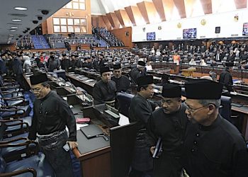 NETIZEN SELAR TINDAKAN KELUAR DEWAN SEPERTI MONYET
