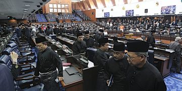 NETIZEN SELAR TINDAKAN KELUAR DEWAN SEPERTI MONYET