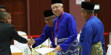NAJIB: ADAKAH MAHATHIR MENUDUH SYARIKAT GERGASI CHINA BERSUBAHAT AMAL RASUAH DENGAN BN?