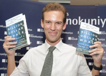 BUKU BILLION DOLLAR WHALE MAKAN DIRI?