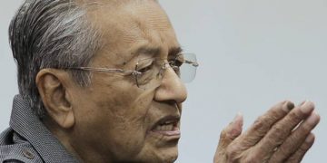 PUAD: MAHATHIR BERLAKON TOLAK SUMBANGAN RM100 JUTA