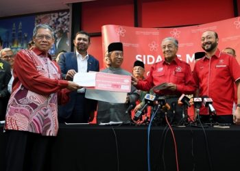 STRATEGI TERDESAK TUN MENARIK PEMIMPIN UMNO SERTAI BERSATU