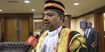 ANTARA KASUT HITAM, TOILET LGBT DAN SLIPPER DI KLIA