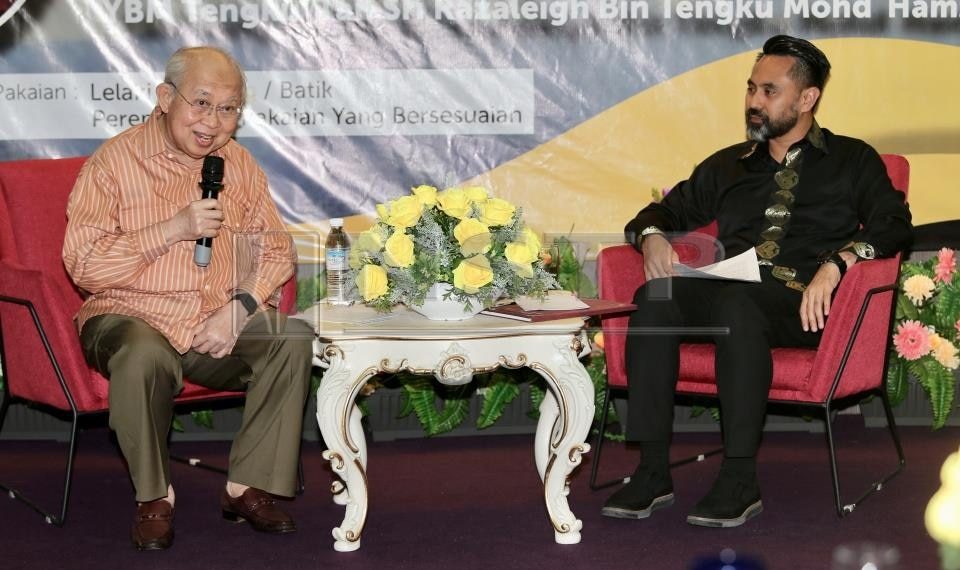 PENYELESAIAN POLEMIK PERLEMBAGAAN DENGAN MENUBUHKAN MAHKAMAH PERLEMBAGAAN