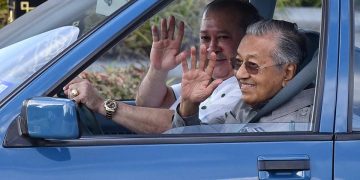 PERTEMUAN SULTAN JOHOR DENGAN DR. MAHATHIR DAN PROTON SAGA