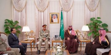 PUTERA MAHKOTA SAUDI BERTEMU KOMANDER TENTERA PAKISTAN