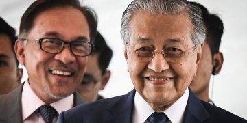 MAHATHIR SEMAKIN MENCENGKAM, MEMBIARKAN ANWAR ‘MEMBUNUH’ DIRINYA SENDIRI