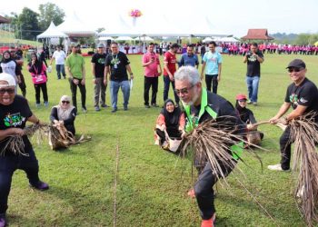 KHALID SAMAD MAIN TARIK UPIH BERSAMA ISTERI