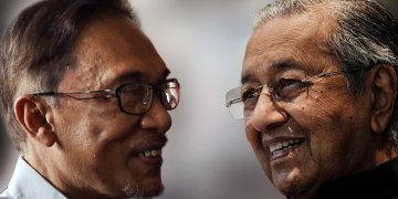 MAHATHIR, ANWAR SEDANG BERGADUH, JANGAN LIBATKAN DIRI – ISHAM JALIL