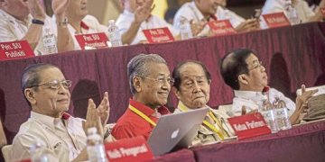 MAHATHIR DAN DAP ADALAH “ADIK BERADIK SEIBU SEBAPA” MENJELANG PRU-14 DAN SEHINGGA KINI