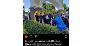 YDP AGONG MENJAMU PETUGAS MEDIA YANG MENANTI DI PINTU ISTANA NEGARA