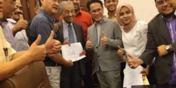 ADAKAH MAHATHIR SEDANG MENGGUNAKAN PH SEBAGAI BATU LONCATAN BELIAU?