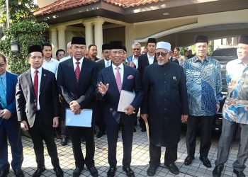 MANA LEBIH BAIK, KEKAL ATAU TARIK BALIK SOKONGAN?