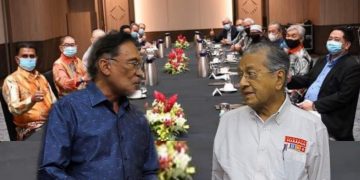 “DUA BATU ‘TERBUNUH’ OLEH SEEKOR BURUNG”