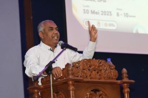 YB Encik Khairudin Bin Abu Hanipah memberikan ucapan perasmian di Majlis Perasmian Pembukaan UPSI Leaders Colloquium 2023