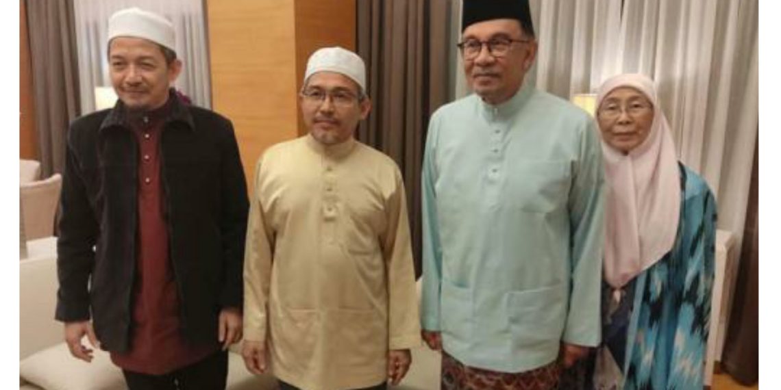 TIDAK PELIK ANWAR BERTEMU NIK ABDUH, NIK OMAR BERBANDING PERTEMUAN PAS-TUN MAHATHIR