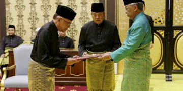 DIANUGERAHKAN GELARAN TAN SRI JUGA MASIH TIDAK BERPUAS HATI?