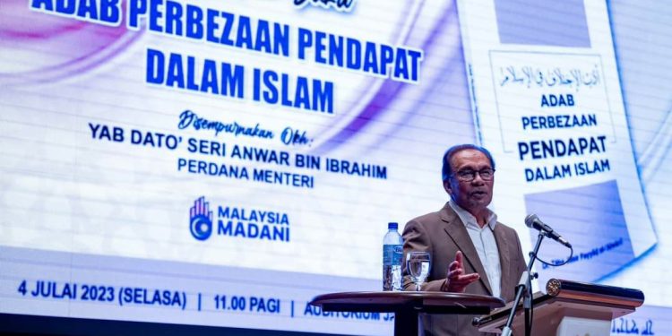 YAB PERDANA MENTERI LANCAR BUKU ADAB PERBEZAAN PENDAPAT DALAM ISLAM