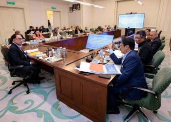 YAB PERDANA MENTERI MEMPENGERUSIKAN MESYUARAT KHAS KABINET MENGENAI ANTIRASUAH