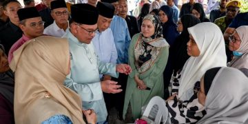 YAB PERDANA MENTERI ZIARAH KELUARGA MANGSA NAHAS PESAWAT TERHEMPAS DI ELMINA