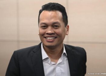 IKUT LANGKAH RAFIZI, NIK NAZMI LETAK JAWATAN MENTERI