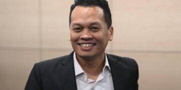 IKUT LANGKAH RAFIZI, NIK NAZMI LETAK JAWATAN MENTERI