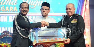 MOHD. KHALID GANTI RAZARUDIN SEBAGAI KETUA POLIS NEGARA