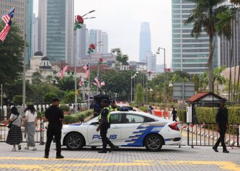 ANWAR RAKAM PENGHARGAAN KEPADA PETUGAS KESELAMATAN MENJAGA HIMPUNAN