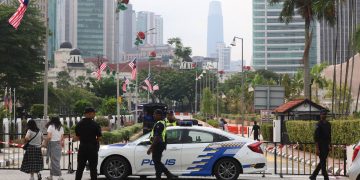 ANWAR RAKAM PENGHARGAAN KEPADA PETUGAS KESELAMATAN MENJAGA HIMPUNAN