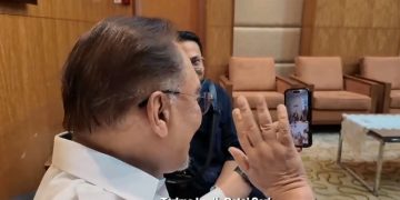 (VIDEO) YAB PERDANA MENTERI BERINTERAKSI BERSAMA AKTIVIS SEBAIK DIBEBASKAN REJIM ZIONIS