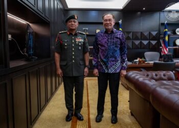 ANWAR TERIMA KUNJUNGAN HORMAT PANGLIMA TENTERA DARAT BAHARU