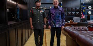 ANWAR TERIMA KUNJUNGAN HORMAT PANGLIMA TENTERA DARAT BAHARU