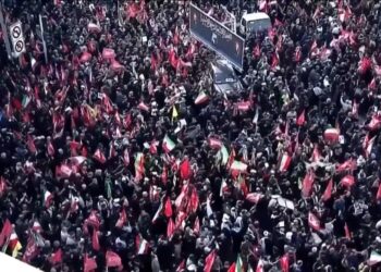 RATUSAN RIBU IRINGI PENGEBUMIAN ALI KHAMENEI, LAUNG BALAS DENDAM TERHADAP TRUMP